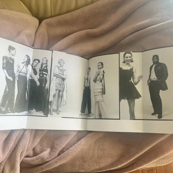 Chanel magazine & shopping bag with camellia - Picture 3 of 3